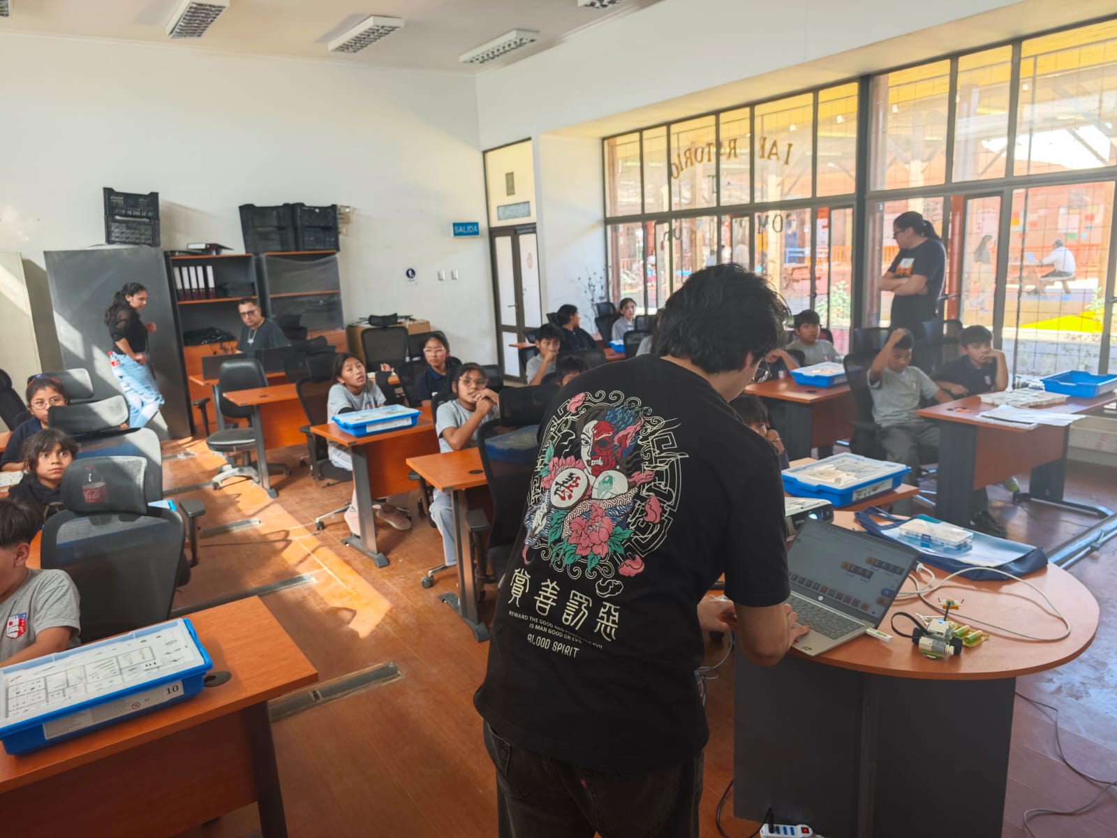 Ciencia en Huara: Niñas y niños del desierto crean sus propios robots