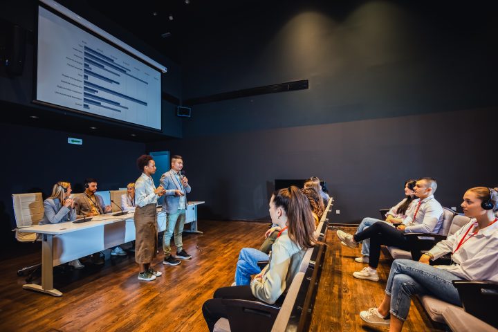 Persuadir, consensuar, discutir: Investigación analiza cómo se aprende al debatir