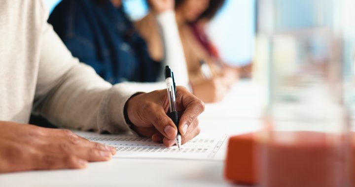 Universitarios que usan ChatGPT sobreestiman su aprendizaje y rinden menos al explicar