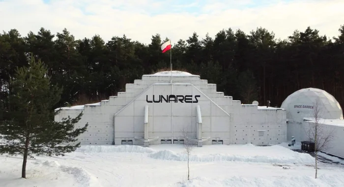 Base "LunAres"