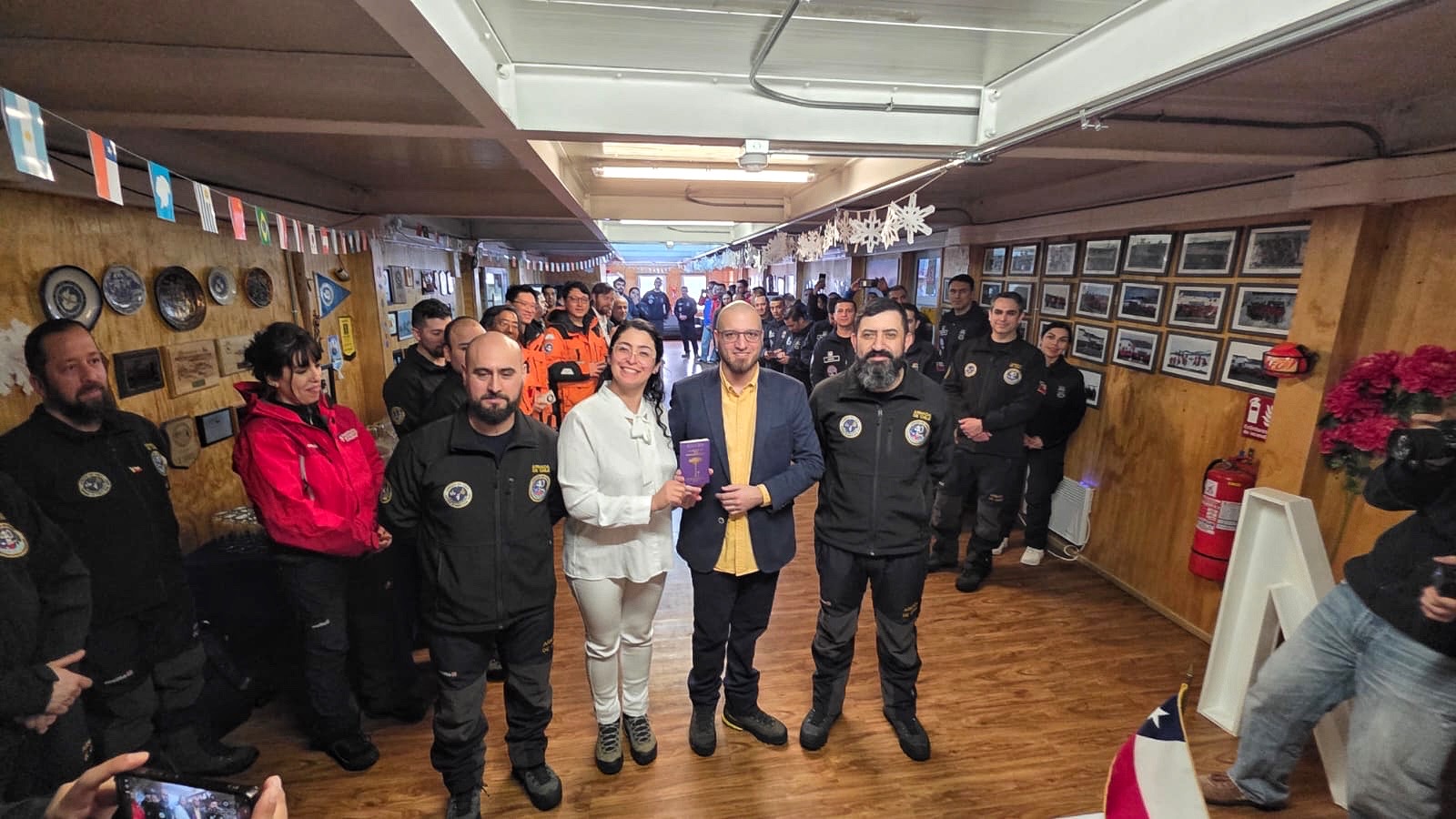Hito en el continente blanco: Científicos celebran el primer matrimonio en la Antártica tras 16 años