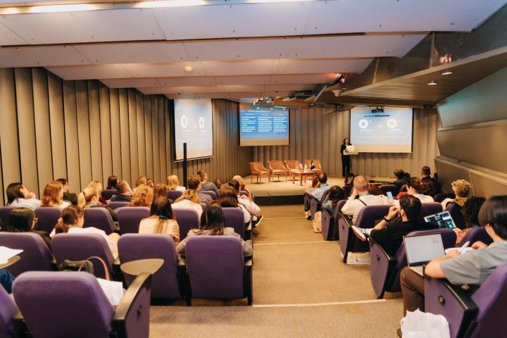 Expertos internacionales debaten en Santiago sobre el impacto de la inteligencia artificial